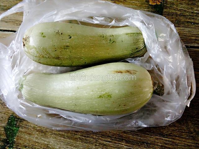 西葫芦2个，备用