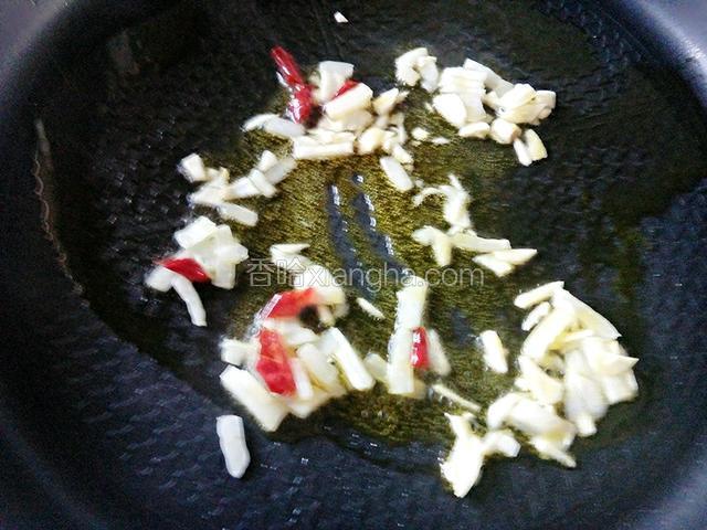 锅中热油，倒入葱、蒜、干红椒段爆香