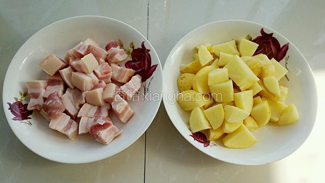 准备食材:把红烧肉和土豆切块状。