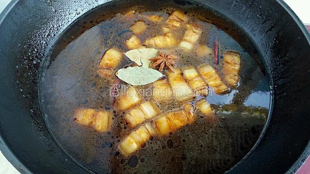 添入清水没过锅中食材，放入香片和八角，大火煮开后转中小火炖煮40分钟左右。