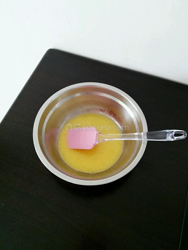蛋黄中加入牛奶、食用油、白糖搅拌均匀