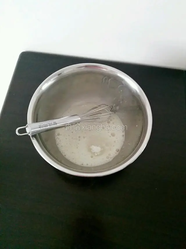 蛋清中加入少许塔塔粉打至鱼眼状态加入10g白糖继续打发