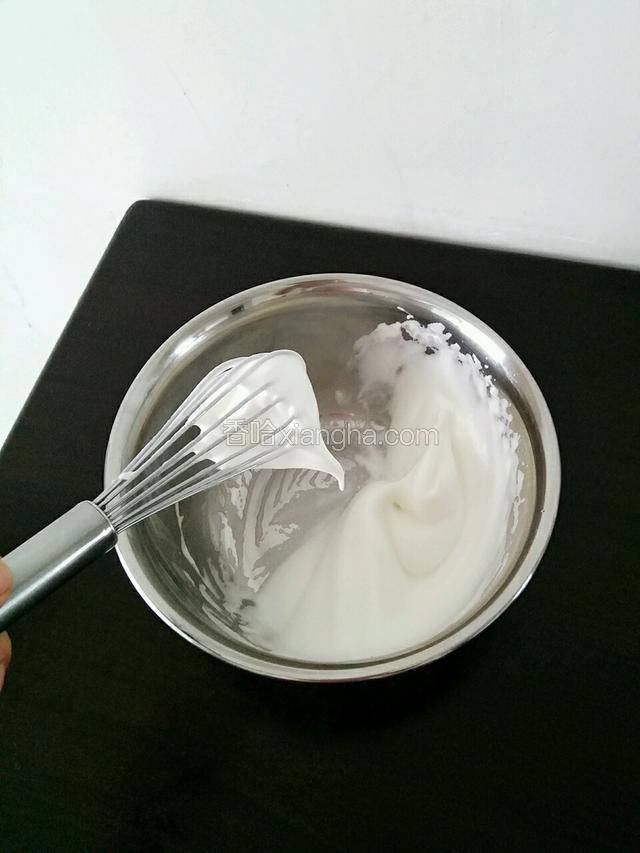 再加入剩余的白糖打发至奶油状态倒扣容器不流就可以啦