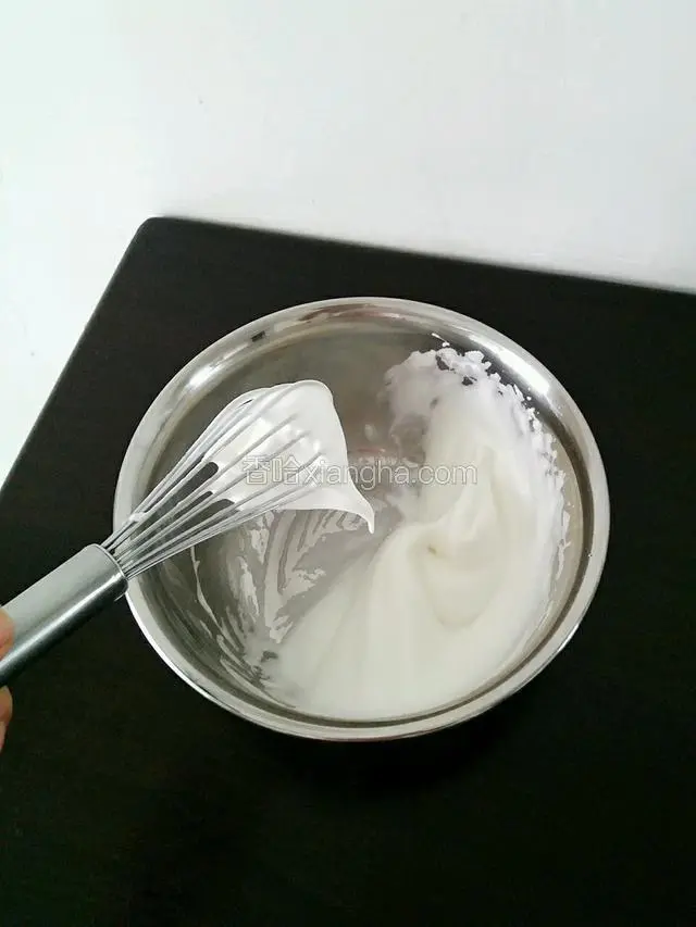再加入剩余的白糖打发至奶油状态倒扣容器不流就可以啦