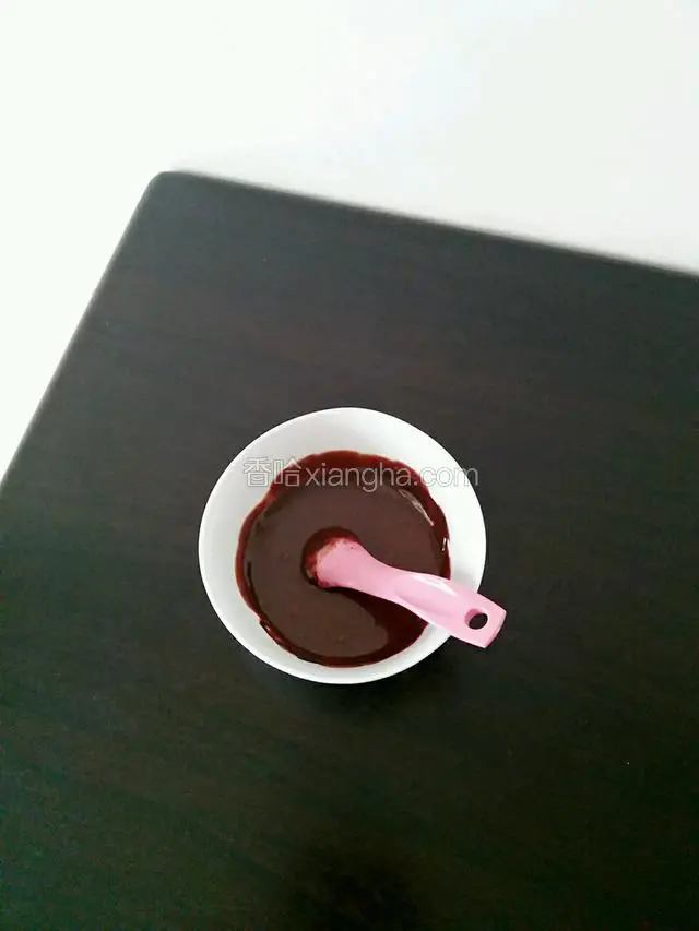取出三分之一蛋黄糊加入泡好的可可粉搅拌均匀