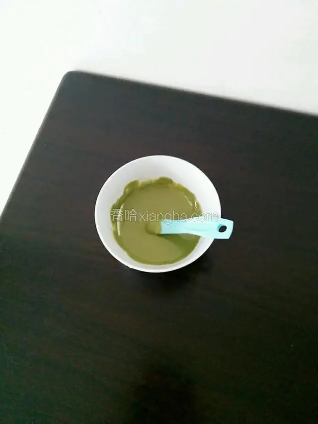再取出剩下蛋黄糊的二分之一加入泡好的抹茶粉搅拌均匀