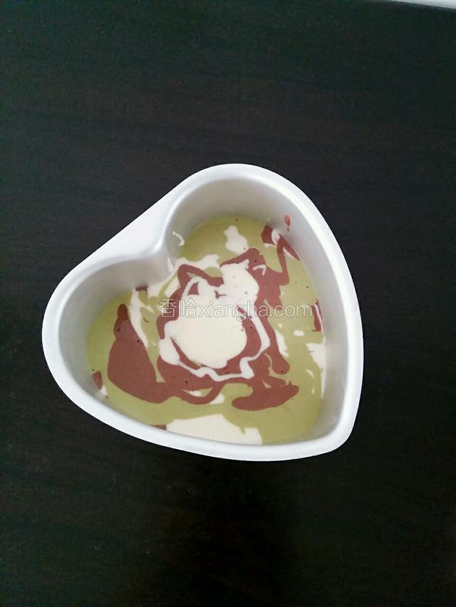 三色蛋糊交替倒入模具中，一点点倒入，不要一下子全倒入进去