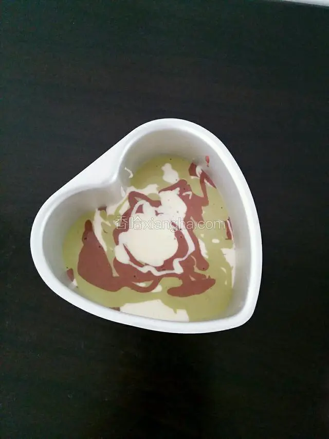 三色蛋糊交替倒入模具中，一点点倒入，不要一下子全倒入进去