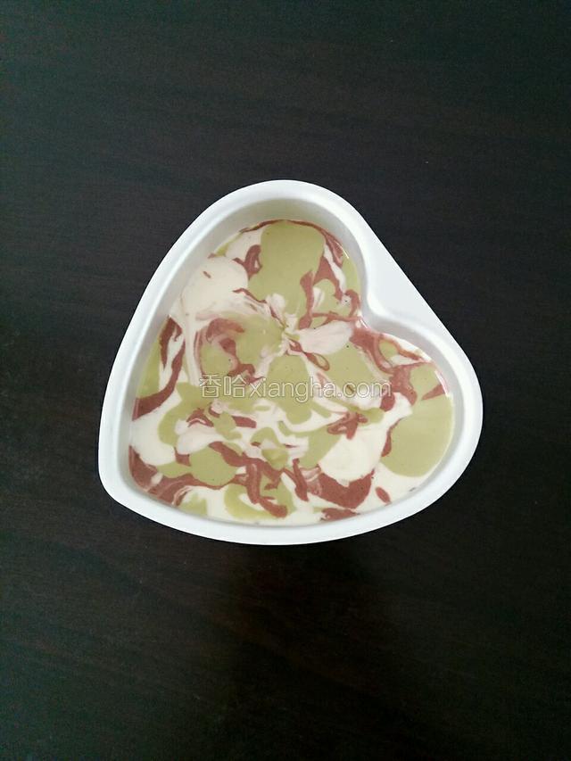 将装好蛋糊的模具在桌子上震几下排气泡