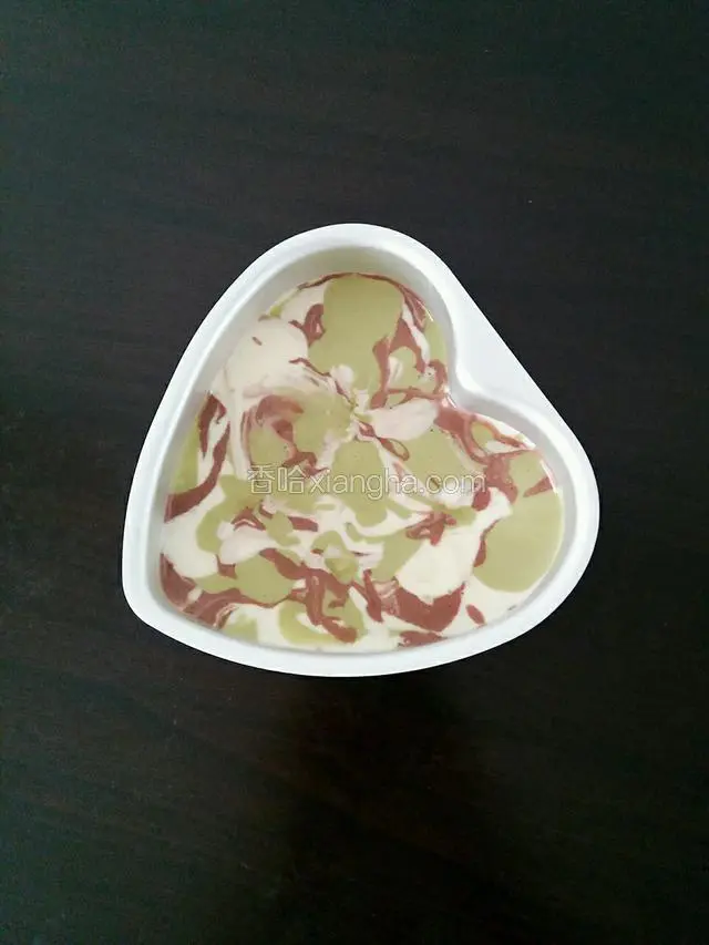 将装好蛋糊的模具在桌子上震几下排气泡