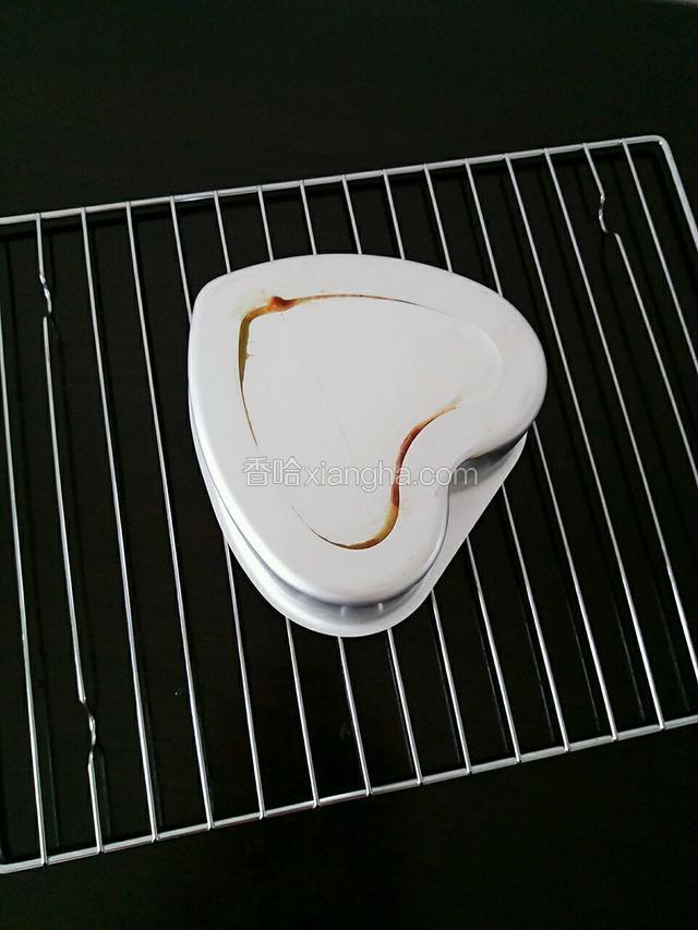 取出立即倒扣在烤网上，晾凉