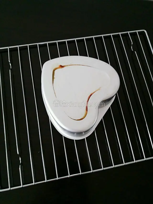 取出立即倒扣在烤网上，晾凉