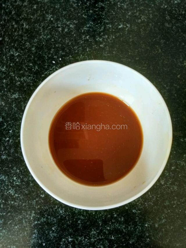 在碗中放入生抽，盐，糖，醋，鸡精，水淀粉勾汁待用
