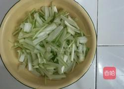 白菜杆炒肉的做法图解2