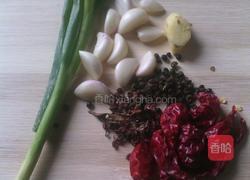 麻辣小鲫鱼的做法图解2