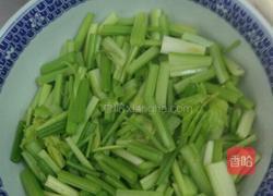 泡椒西芹的做法图解1