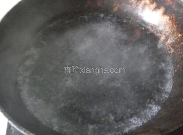 锅开了，一边倒淀粉糊一边用铲子搅拌，