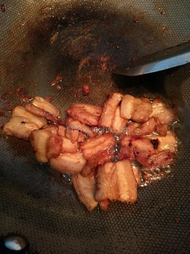 锅里放入食物油，把五花肉丢进去炸至两面金黄，加入一点盐，稍微再加些酱油提色，五花肉炒好后先装盘。