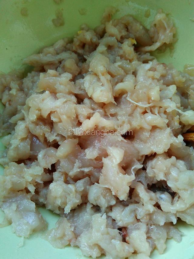 把鱼从中间片两半，用勺子把鱼肉刮出来