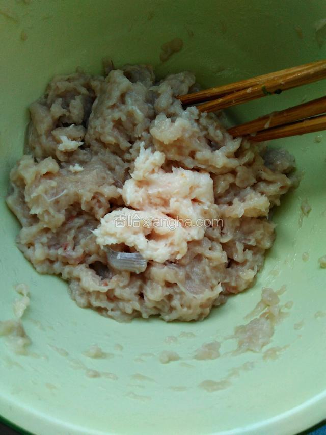 放进猪肥肉和蛋清，顺着一个方向不停的搅