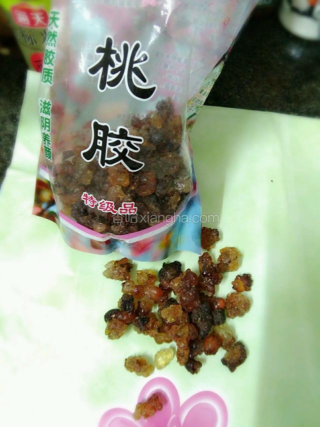 把桃胶放在开水里泡4个小时