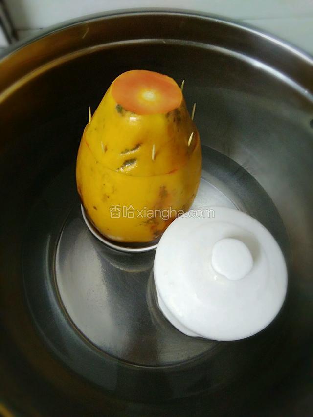 用牙签封好，以不漏气为主。隔水炖1个小时