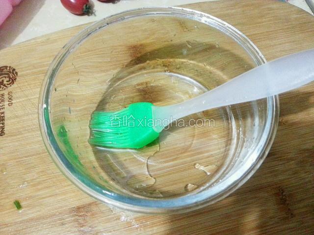 在玻璃碗上刷一层油
