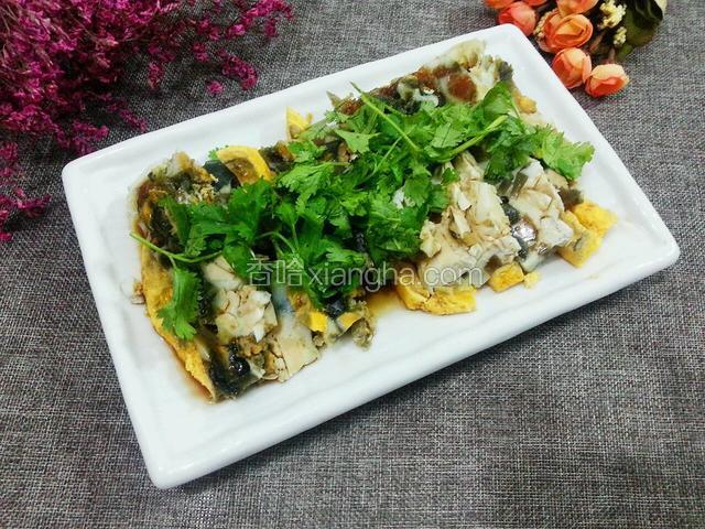 装盆，淋上蒸鱼豉油，醋和香油