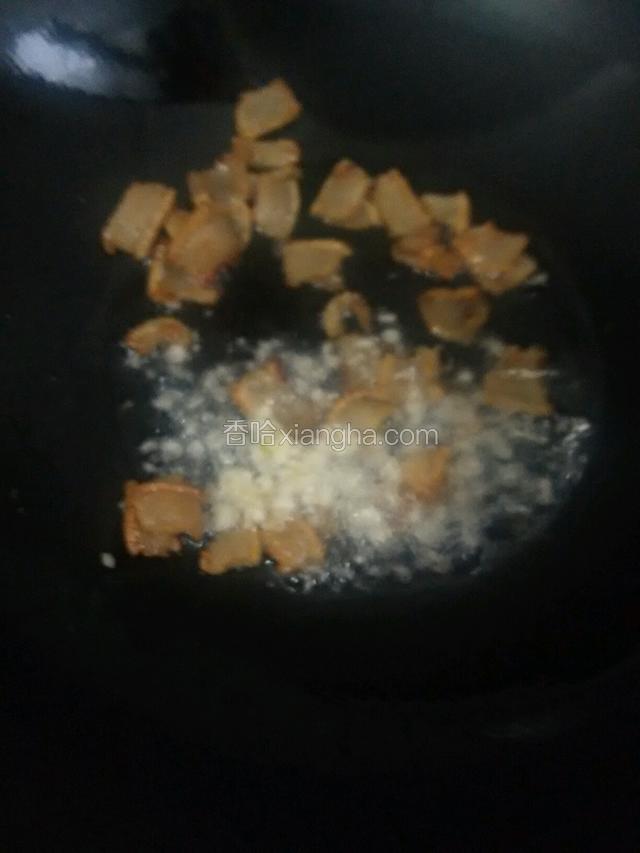 放入蒜沫爆香