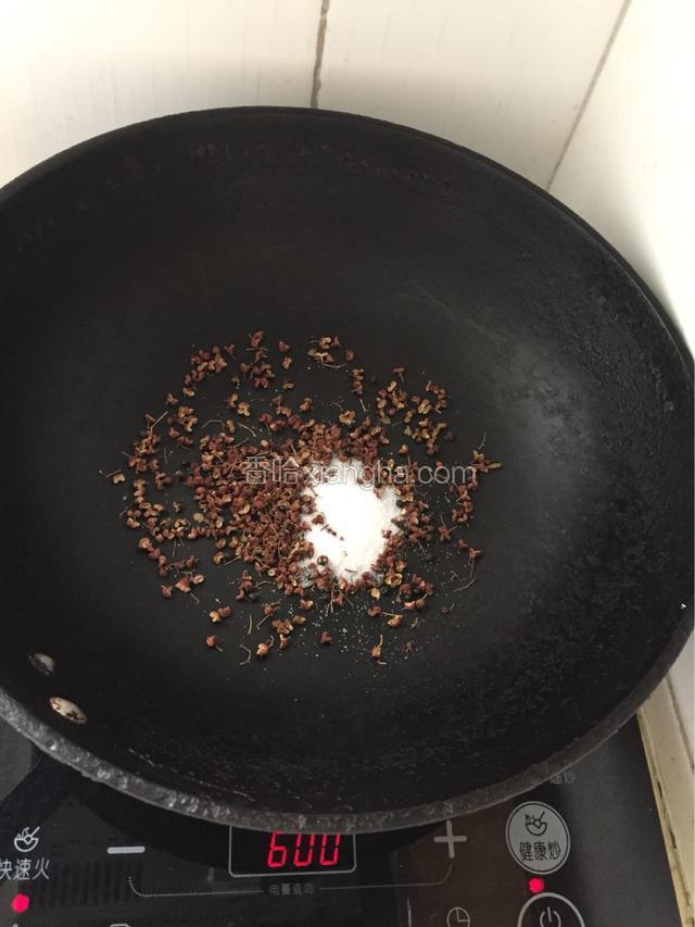先将花椒和盐倒入干活烤焙。
