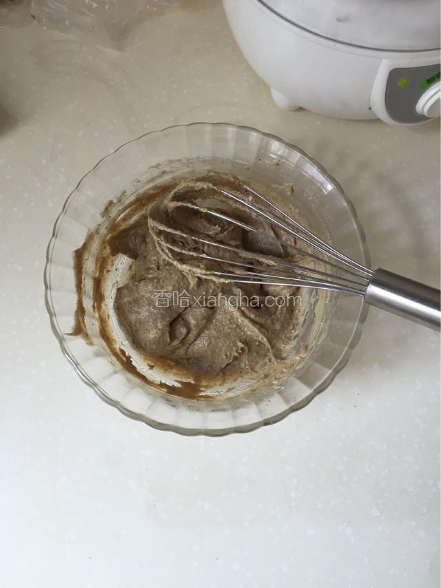 搅拌均匀如图，制作油酥。