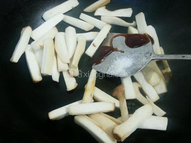 煸炒片刻，加入盐，料酒，耗油