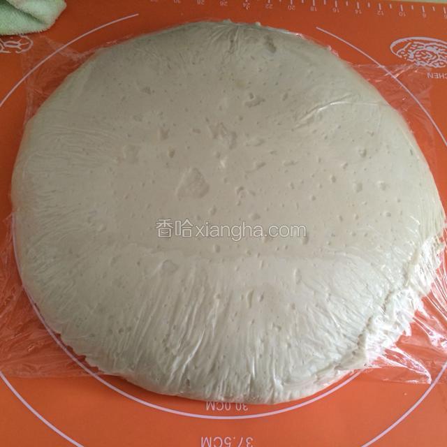 发酵至2.5倍大，这是发酵好的面团。