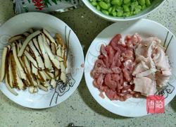 榨菜干子毛豆炒肉丝的做法图解2