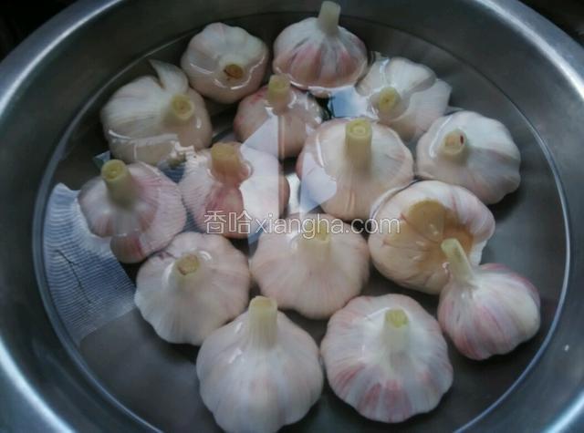 鲜蒜扒皮，留一层蒜皮，清水泡两天，每天换水两次