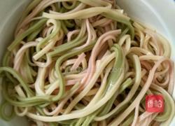 彩色葱油面的做法图解1