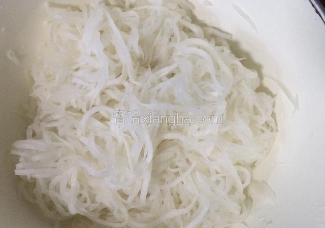 将萝卜丝腌制后的水倒出，留萝卜丝