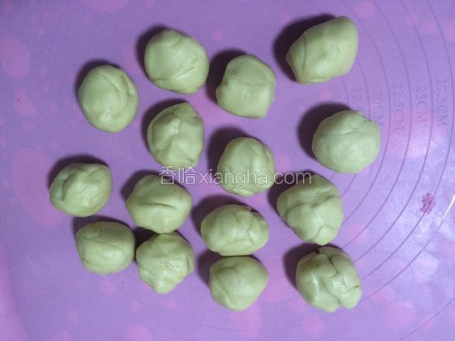 揉好的面团醒二十分钟左右，将面团分成15个小面团，每个30g