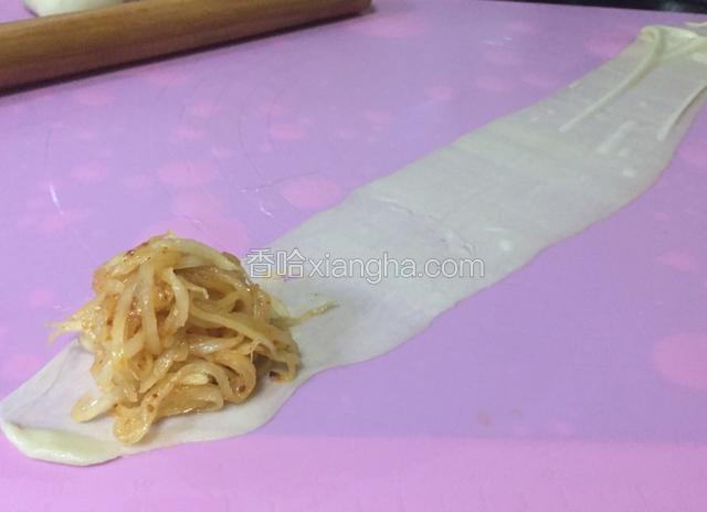 取适量萝卜丝放面团一头