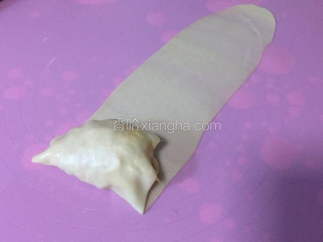 将萝卜丝用面皮上下、左右包裹好