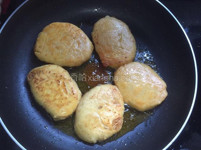 一面煎好换一面继续煎，中途多翻动几次