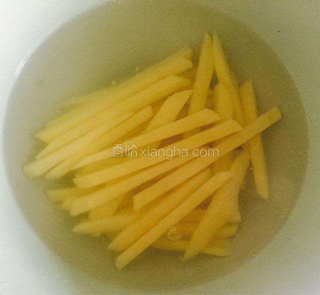 切好的土豆条放水里加入适量的盐泡半个小时去除多余淀粉，防止氧化