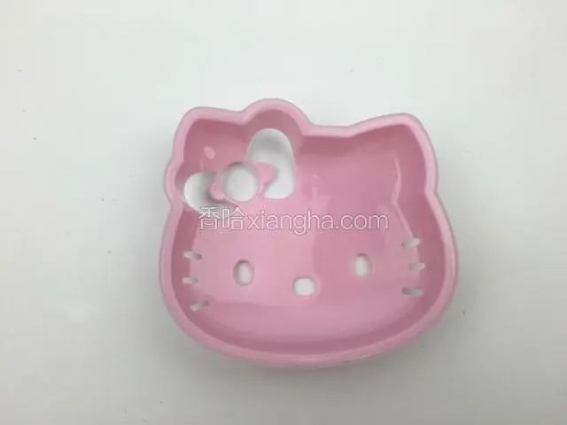 起锅装饰，我是用Hello Kitty 的模具，将米饭从模具的反面装入，按紧，把盘子盖上，反过来将模具正面有孔的地方放入芝麻装饰即可！