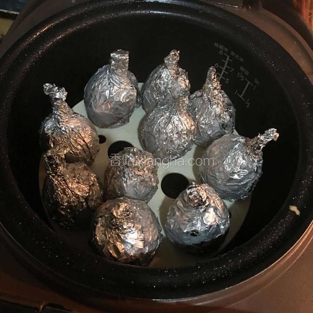 冷水上锅，隔水蒸约30分钟