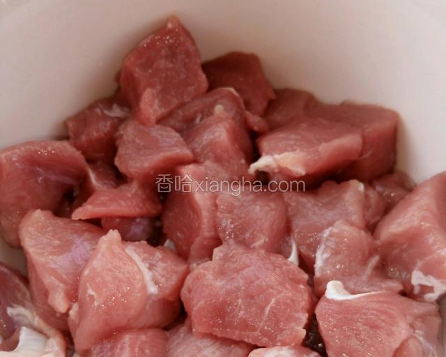 将里脊切成小块