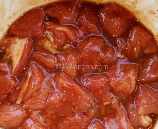 用料酒，鲜酱油，姜汁，黑白胡椒，五香粉，糖，一点盐（盐无须多，因为鲜酱油本身就是咸），鸡精抓匀盖上保鲜膜，放入冰箱腌制。（腌制时间越长味道越浓）