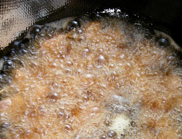 锅烧热，放色拉油，开中火。油温7成时将肉一个一个放入油内，中火炸制。