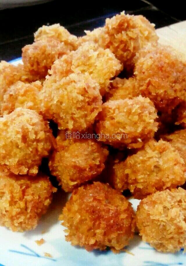 炸制的时候一定要注意油温，油温太高，容易造成外焦硬而里面不熟。油温太低，容易造成面包渣脱落吃油。炸制到肉球成金黄色捞出，控净油，装盘食用。