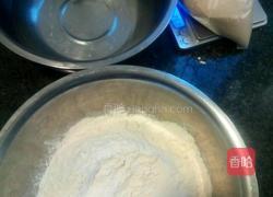 葱花火腿肠花卷的做法图解1