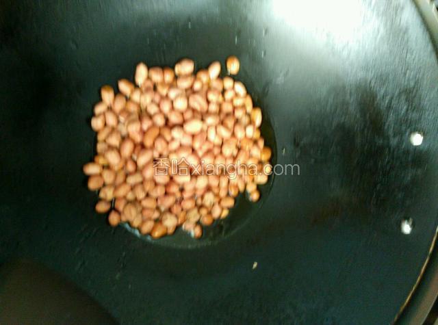 锅内放油放花生